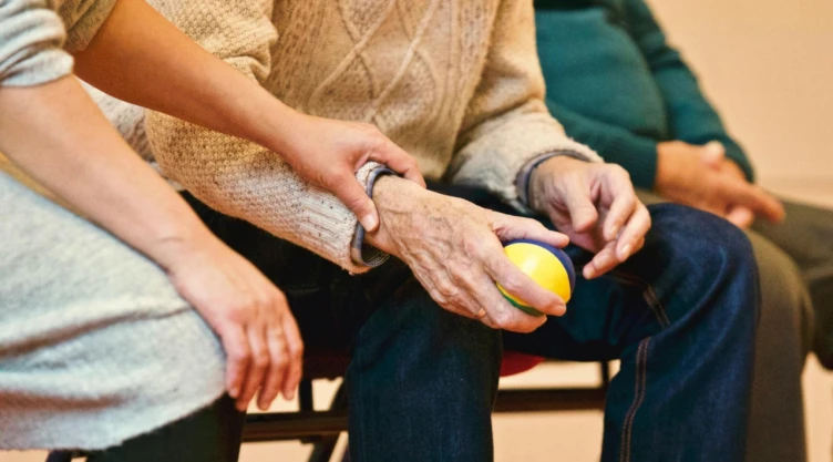 The Hogeweyk no es una residencia común, es un barrio real para personas con demencia. Casas, tiendas y vida con sentido para adultos mayores.