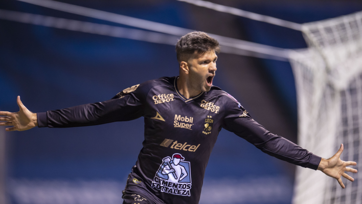 León celebra el gol