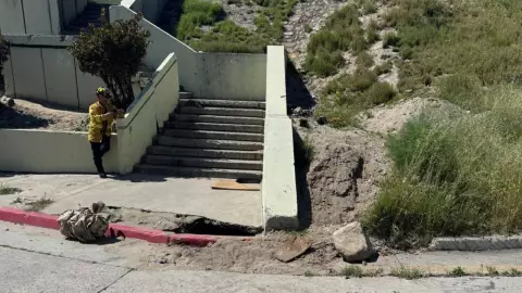 Bomberos rescatan cuerpo sin vida de un socavón en Tijuana