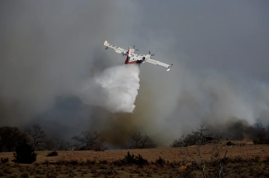 Un gran incendio forestal llamado Rhea afecta el noroeste de Oklahoma.
