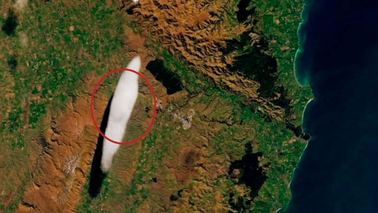 NASA capta en video una extraña nube conocida como Taieri Pet en Nueva Zelanda