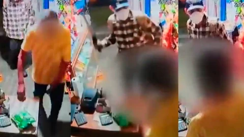 ¡Imágenes sensibles! Delincuente agrede a machetazos a un anciano durante asalto a su tienda