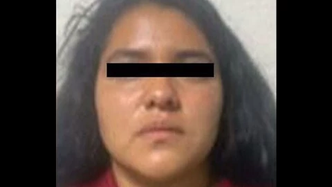 Policías de Neza detuvieron a una mujer cuando pretendía deshacerse de los restos de un hombre en un costal.