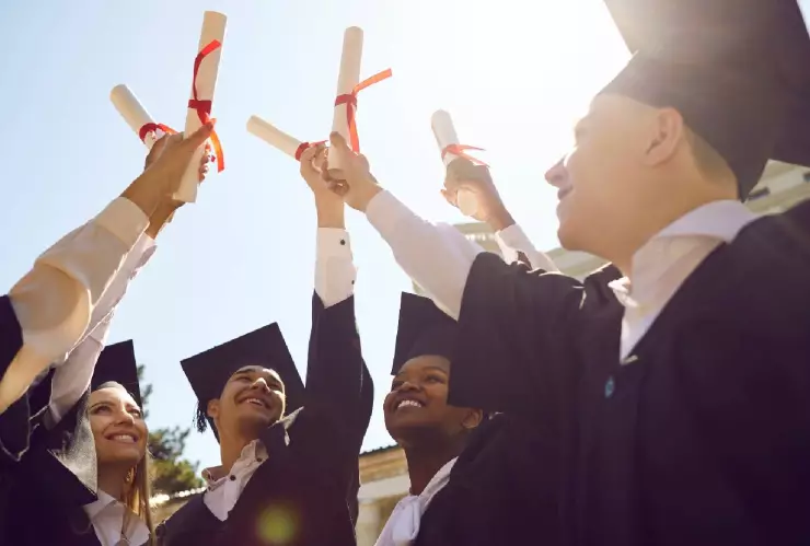 Un grupo de alumnos recién graduados celebran su triunfo