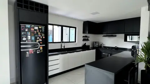 Los tonos negros o mate aportan estilo minimalista y atemporal a las cocinas