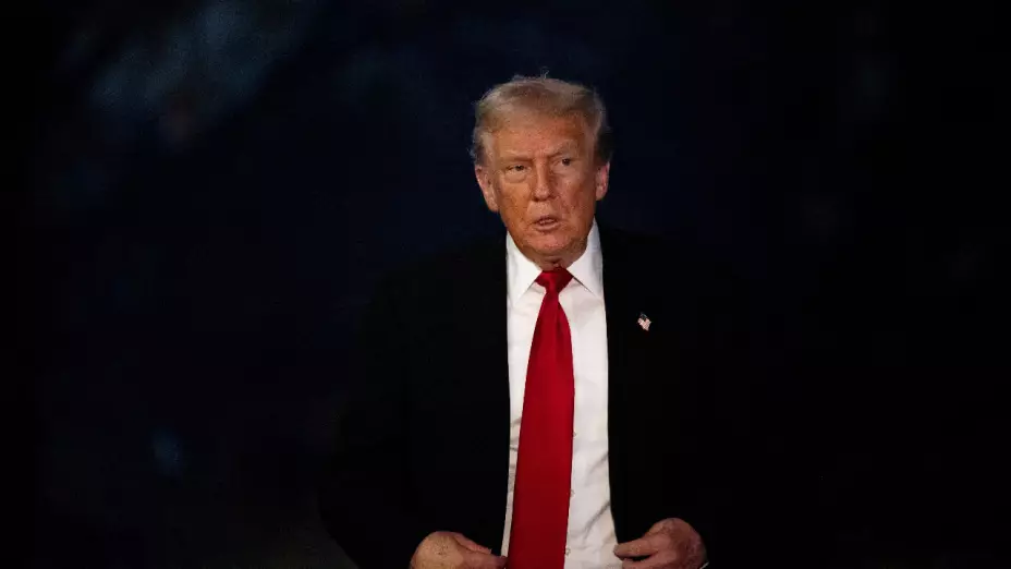 Donald Trump de traje con una corbata roja