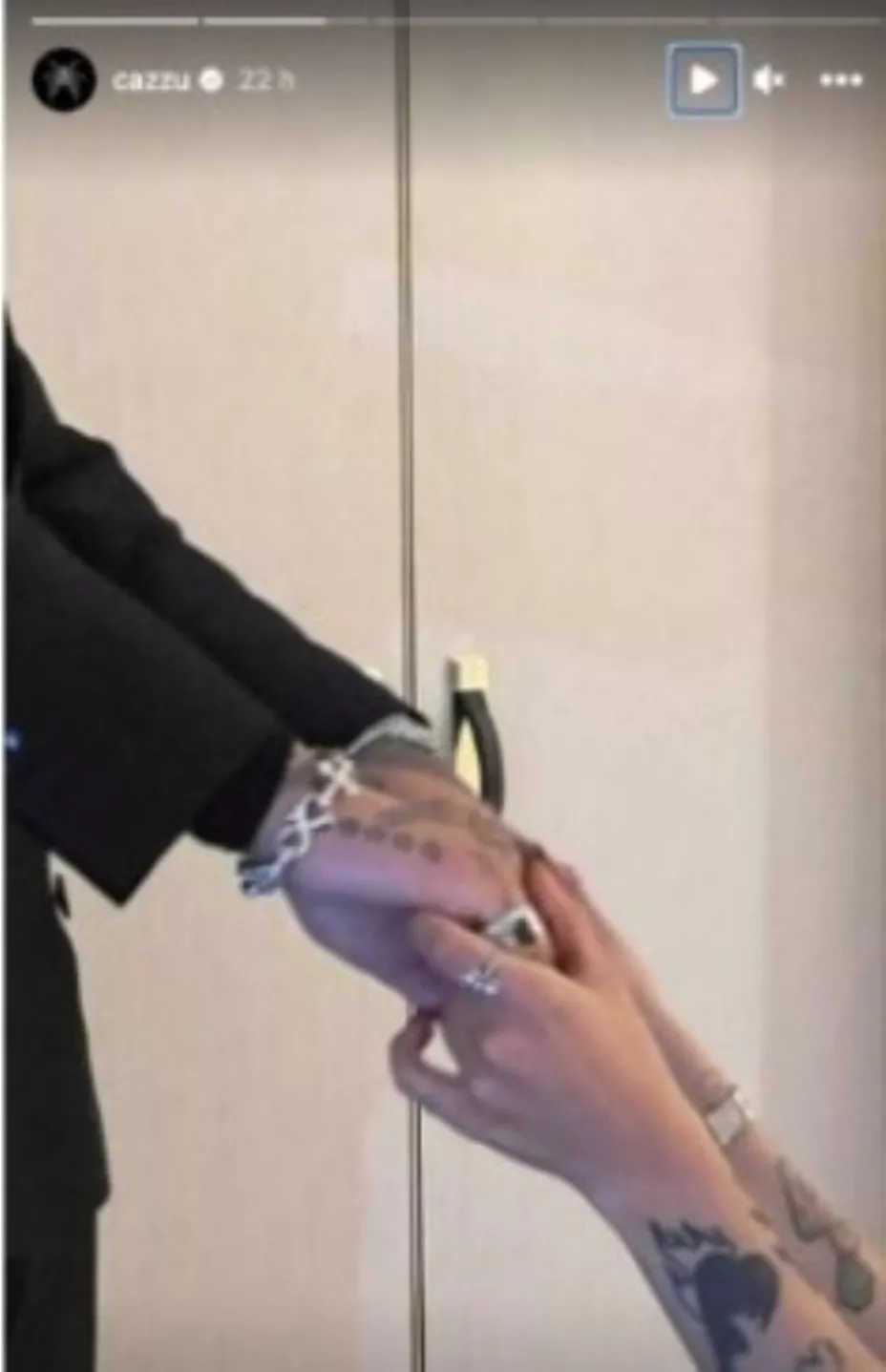 Christian Nodal repite su historia con Belinda al lado de Cazzu con este anillo.