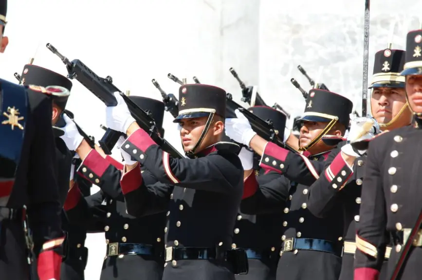 AMLO devela placa por los 200 años del Heroico Colegio Militar