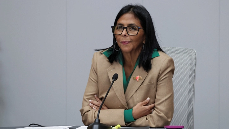 La presidenta interina de Venezuela, Delcy Rodríguez, camina antes de asistir a una conferencia de prensa en Caracas