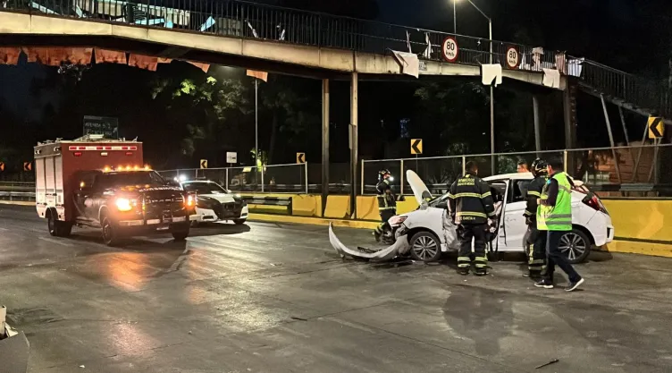 CDMX: Fuerte accidente de un joven que volteó su auto sobre Río Churubusco