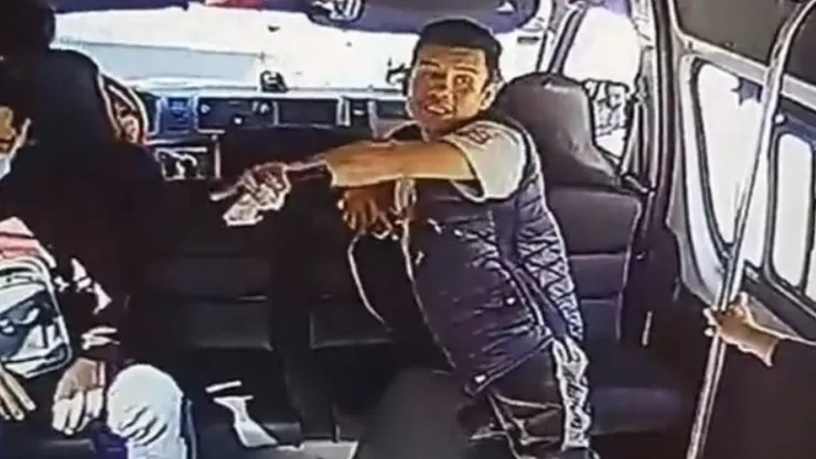 Hoombre desarmado asalta a pasajeros de camioneta en Naucalpan