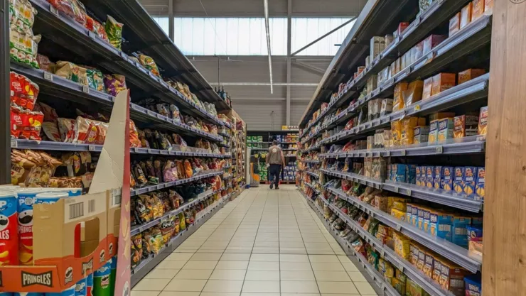 Un pasillo de la parte de alimentos de una cadena de retail.