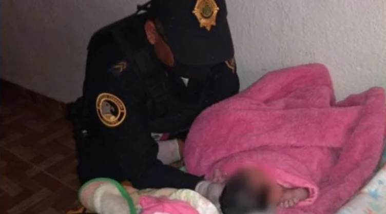 policias-nace-bebe-gam-.jpg