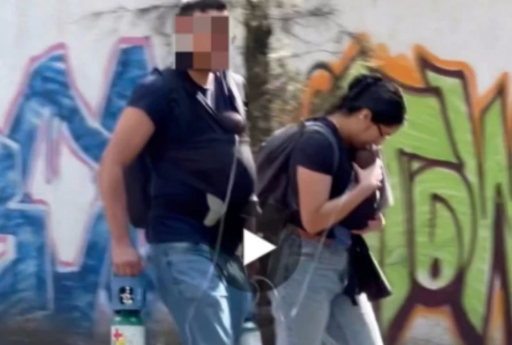 Pareja se vuelve viral por cargar dos bebés con tanques de oxígeno, empresario les regala coche.png