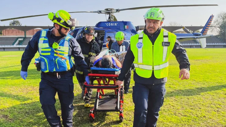 Trasladan en helicóptero a un hombre por una urgencia en Querétaro