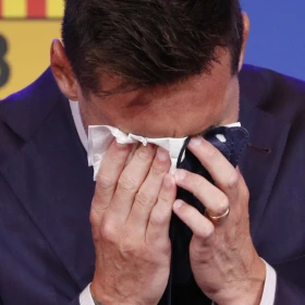 Lionel Messi se despide llorando del club Barcelona
