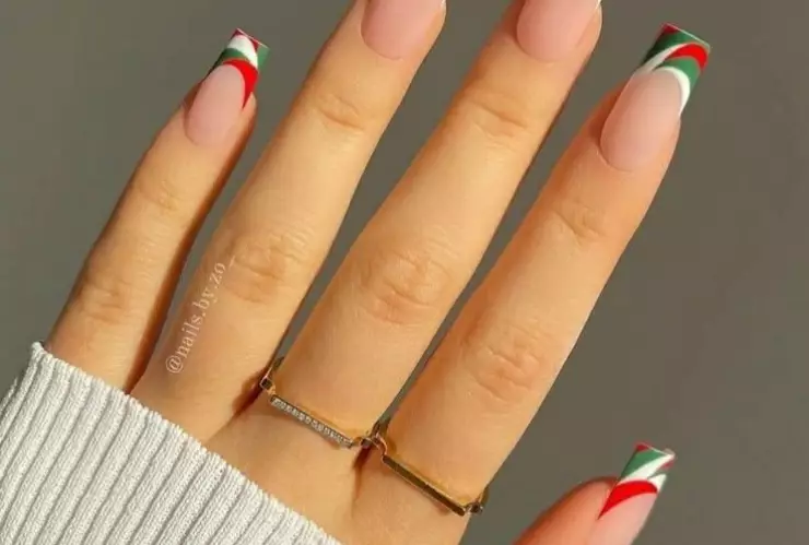 Uñas mes patrio (3).jpg