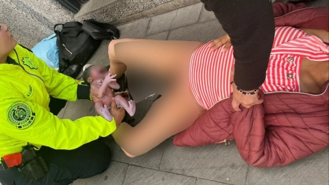 Mujer tuvo a su bebé EN PLENA CALLE en Iztapalapa y policías lo reciben