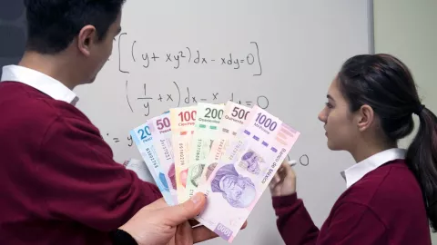 Beca Rita Cetina: Beneficiarios reciben pago en mayo