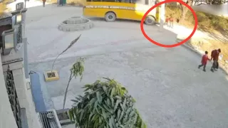 VIDEO VIRAL: En la India, dos hermanas son atropelladas por un autobús escolar; una perdió la vida