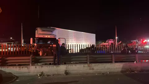 Accidente en la México-Puebla deja una persona muerta; un tráiler se estrelló con cuatro autos