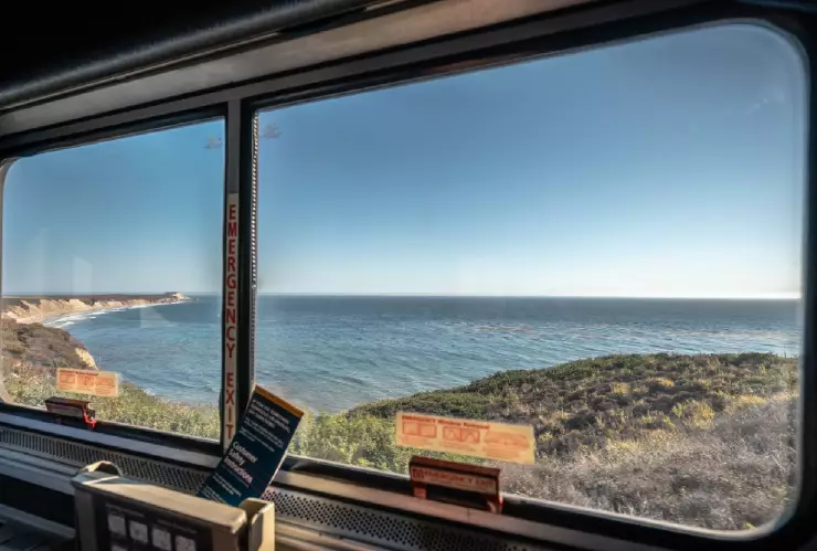el paisaje de la costa de California arriba del ferrocarril