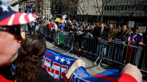 Manifestantes a favor y en contra Donald Trump se congregan en la corte de Man