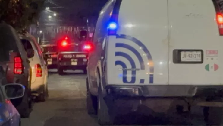 Foto en la Zona Metropolitana de Guadalajara, policías, ambulancias en Tlaquepaque por una mujer asesinada debajo de su cama