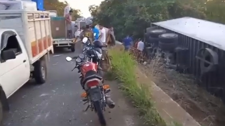 VIDEO: Camión vuelca en Oaxaca y se presentan actos de rapiña