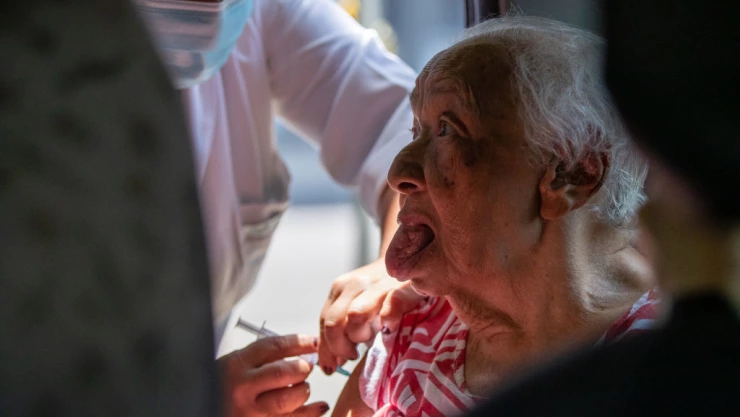 Variante brasileña de COVID-19 es más contagiosa y evade inmunidad, según estudio