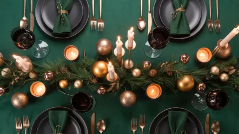 Si quieres verte sofisticado, los manteles navideños de colores intensos pueden ser tus aliados.