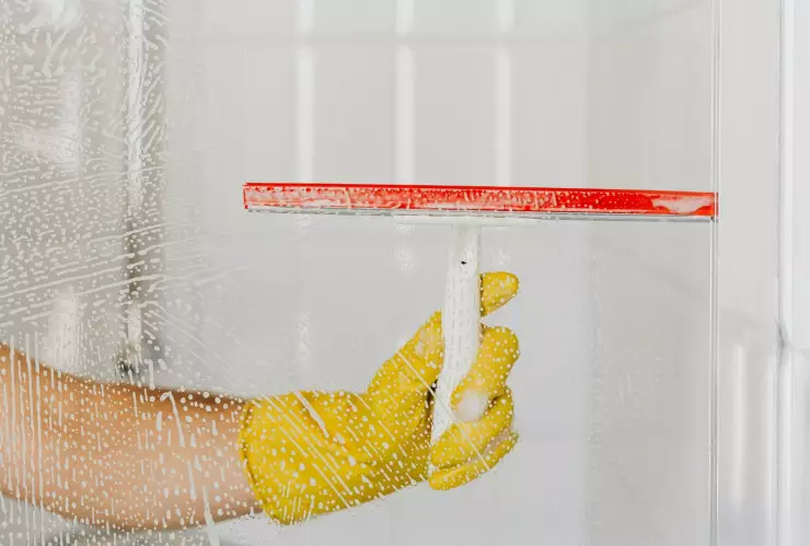 ¿Cómo limpiar el sarro y jabón pegados en la mampara del baño? ¡Toma nota!