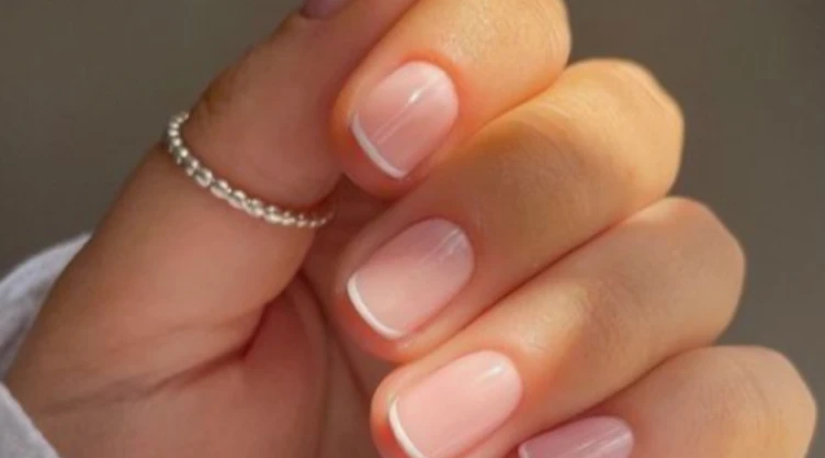 diseños de uñas cortas naturales cuadradas