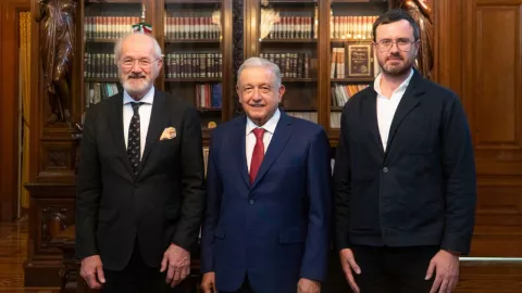 “Seguiremos defendiendo": AMLO se reúne con familia de Julian Assange
