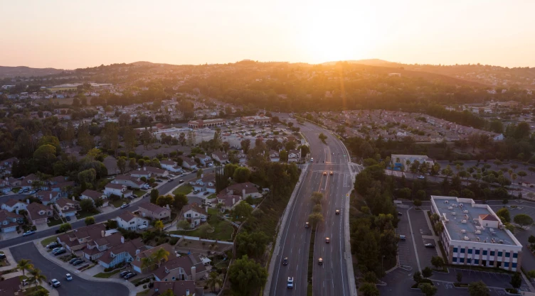 una vista de la ciudad de Chino Hills en un atardecer.