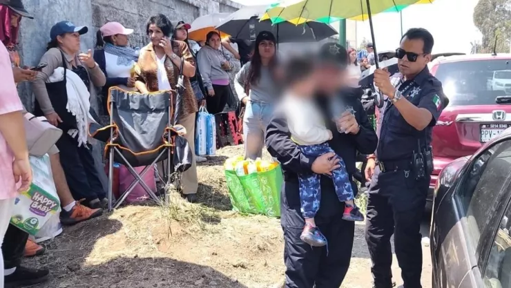 Mujer deja a su hijo encerrado en el auto para irse a comprar boletos