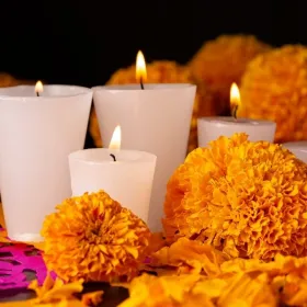 Ideas DIY 3 ideas para crear veladoras decoradas fáciles e iluminar tu camino en Día de Muertos.jpg