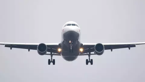 ¡Otra vez, terror en el aire! Avión sufre turbulencia en un vuelo a Dublín; hay 12 pasajeros lesionados