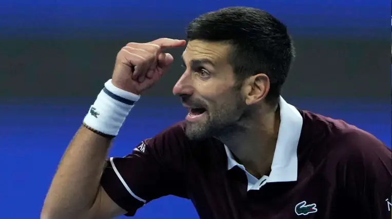 Novak Djokovic durante el partido contra Bu Yunchaokete en el Abierto de China.