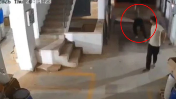 Trabajador es aplastado por un elevador industrial en India