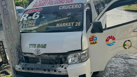Combi de pasajeros sufre accidente en la Av. Cobá de Cancún hoy 27 de julio de 2024