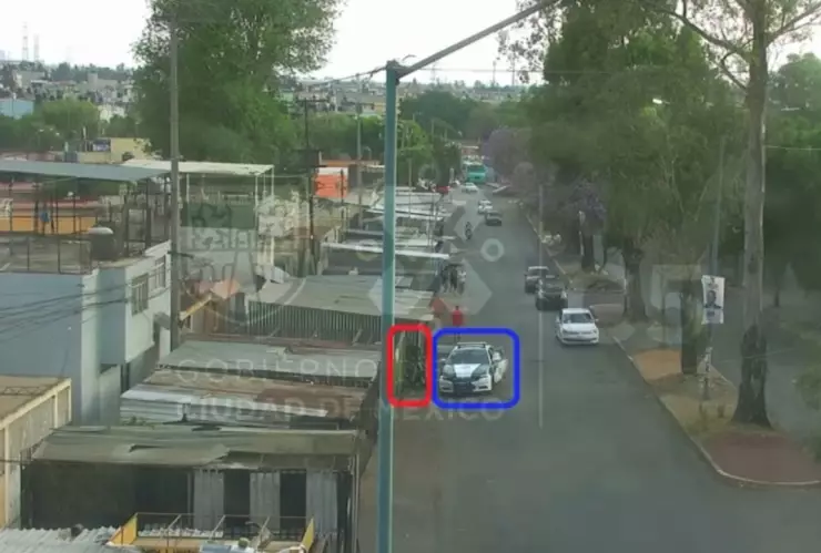 VIDEO: Policías acorralan a ladrón de motocicleta afuera de su casa, en Iztapalapa