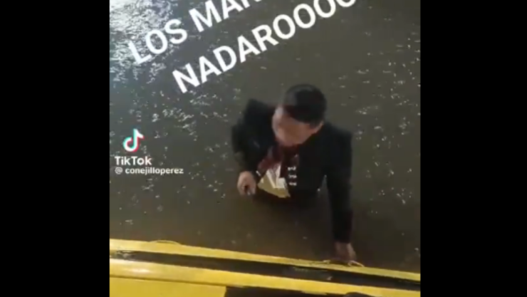mariachis-inundación.png