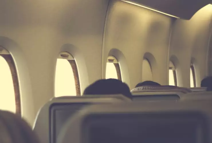 Pasajera abrió puerta de avión