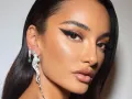 Amina Muaddi con maxi aretes..jpg