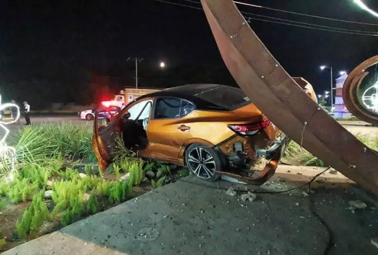 FOTOS_ Reportan fuerte accidente en Ciudad del Carmen, conductor se estrelló DOS veces por intentar huir.jpg