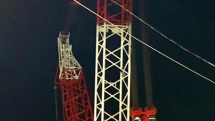 Policías de la CDMX evitaron que un hombre se aventara de una grúa