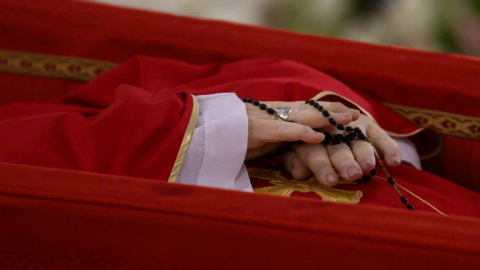 Papa Francisco en su féretro