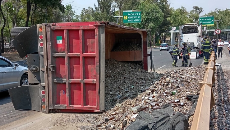 Camión de carga vuelca sobre Circuito Interior, bloqueando tres carriles con dirección al AICM