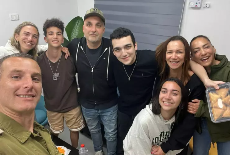 Liberación de Edan Alexander: rehén estadounidense-israelí vuelve a casa tras más de un año en Gaza.